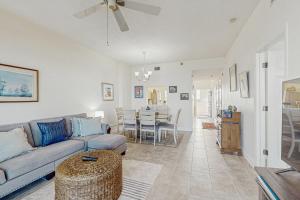 un soggiorno con un divano e un tavolo di Oceanfront condo & WiFi- snowbirds OK! a Palm Coast