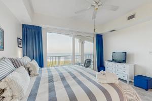 una camera da letto con un letto e una finestra con vista di Oceanfront condo & WiFi- snowbirds OK! a Palm Coast
