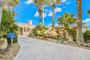 una casa con palme e un vialetto di Oceanfront condo & WiFi- snowbirds OK! a Palm Coast