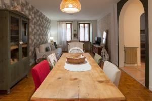 a living room with a wooden table with chairs at Mezzaterra 10 tourits accomodation in Feltre