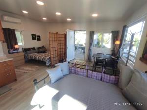 ein Wohnzimmer mit Sofa und Tisch in der Unterkunft Agriliki Cottage - Amazing View & Nature Escape in Vraná