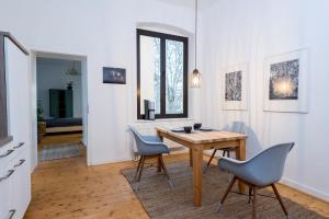 a dining room with a wooden table and chairs at Stilvolles Appartment in zentraler Lage in Mönchengladbach