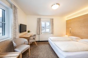 A bed or beds in a room at Kirchenwirt
