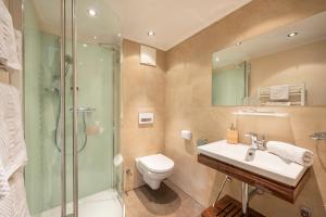 A bathroom at Kirchenwirt