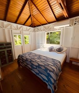 Postel nebo postele na pokoji v ubytování Casa The Palms – Un Eco-Lodge de Lujo en el Corazón de Providencia
