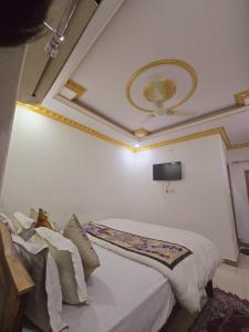 Ένα ή περισσότερα κρεβάτια σε δωμάτιο στο Hotel Darsh Safari - Fort View