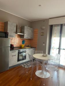 Köök või kööginurk majutusasutuses Elegant Apartment "Le Fontane"-BORGO MERCATO-MONCALIERI