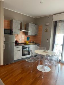 Köök või kööginurk majutusasutuses Elegant Apartment "Le Fontane"-BORGO MERCATO-MONCALIERI