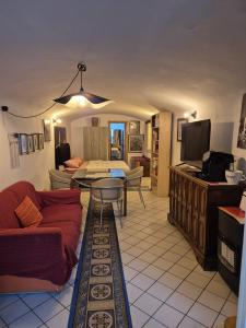 salon z kanapą i stołem w obiekcie Giada Home w mieście Bari