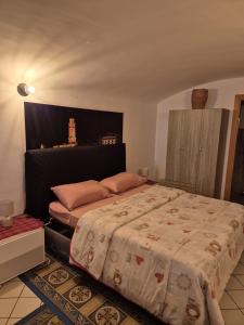 sypialnia z dużym łóżkiem w pokoju w obiekcie Giada Home w mieście Bari