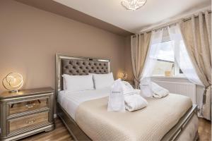 een slaapkamer met twee bedden en een raam bij The Hideaway in Durham +40 foto's