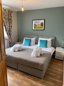 a bedroom with two beds with blue and white pillows at The Hideaway in Durham +31 photos