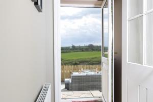 杜伦The Hideaway的通往带桌子和美景的天井的门 更多33张照片