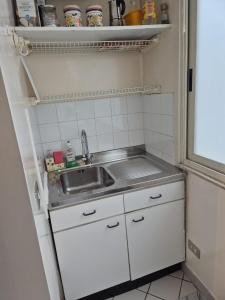 mała kuchnia ze zlewem i blatem w obiekcie Giada Home w mieście Bari