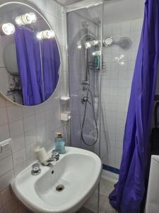 łazienka z umywalką i prysznicem z lustrem w obiekcie Giada Home w mieście Bari