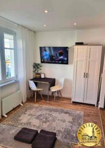 Televízia a/alebo spoločenská miestnosť v ubytovaní Apartamenty Bolesławiec Prusa