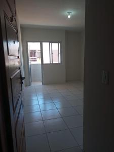 ein leerer Raum mit einer Tür und einem Fliesenboden in der Unterkunft Casa para carnaval in Paulista