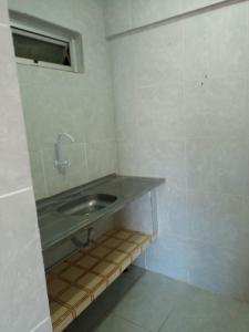 ein Badezimmer mit Waschbecken und Spiegel in der Unterkunft Casa para carnaval in Paulista