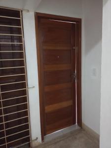 eine Holztür in einem Raum mit einem Schrank in der Unterkunft Casa para carnaval in Paulista