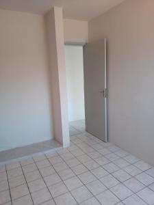 ein leeres Zimmer mit Tür und Fliesenboden in der Unterkunft Casa para carnaval in Paulista