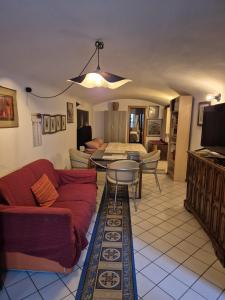 salon z kanapą i stołem w obiekcie Giada Home w mieście Bari +5 zdjęć