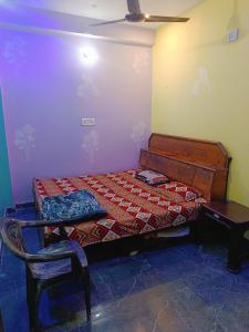 Postel nebo postele na pokoji v ubytování Maa janki paying guest house