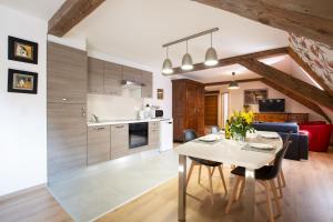 a kitchen and living room with a table and chairs at LE RHENANUS Hans Sapidus - appartement spacieux, au calme - parking gratuit in Sélestat +12 photos
