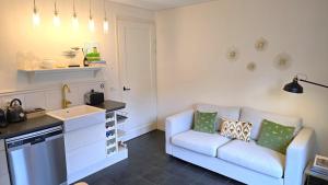 a living room with a couch and a sink at DJP76 mooi gelijkvloers appartement met terras in Domburg