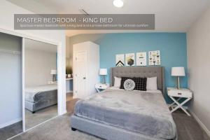 - une chambre avec un lit king-size et un miroir dans l'établissement Stunning 3BD Condo 14 Mins to Disney World , Gated, à Kissimmee