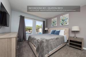 une chambre avec un lit, une télévision et une fenêtre dans l'établissement Stunning 3BD Condo 14 Mins to Disney World , Gated, à Kissimmee