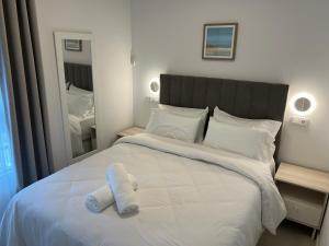 Un dormitorio con una cama blanca con una toalla encima. en Calpe Silver Tower 5B, en Calpe 19 fotos más