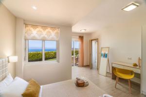 アギア・マリーナ・ネア・キドニアスにあるVilla Ariella With Sea Viewのリビングルーム(デスク、窓付) +41枚の写真
