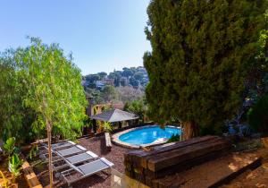 ein Pool im Garten mit einem Baum in der Unterkunft Catalunya Casas Unique villa in Costa Maresme 27km to Barcelona! in Argentona