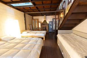 ein Schlafzimmer mit 2 Betten und einer Treppe darin in der Unterkunft Catalunya Casas Unique villa in Costa Maresme 27km to Barcelona! in Argentona + 26 Fotos