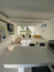 Uma TV ou centro de entretenimento em South End Villas - Colombian Caribbean Apartments