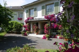 a building with flowers in front of it at Hôtel Beatus in Cambrai