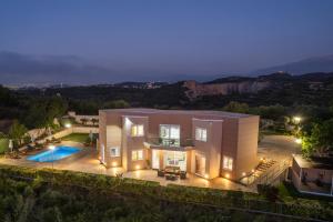Swimmingpoolen hos eller tæt på Villa Ariella With Sea View