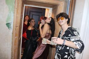 un grupo de mujeres frente a un espejo en Astor Kensington Hostel, en Londres