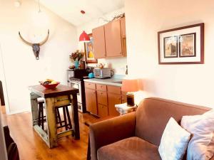 Η κουζίνα ή μικρή κουζίνα στο Charming Garden Cottage