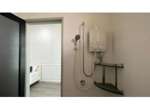 ブキッ・ムルタジャムにあるPermai Homestay Singleのバスルーム(シャワー、鏡付)