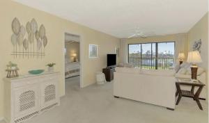 Μια τηλεόραση ή/και κέντρο ψυχαγωγίας στο Long term rental minimum 3 months located at the IMG Golf Course Feb 2026