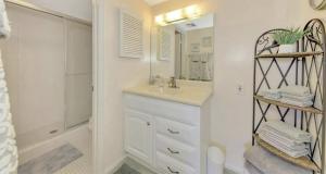 Ένα μπάνιο στο Long term rental minimum 3 months located at the IMG Golf Course Feb 2026 +3 φωτογραφίες