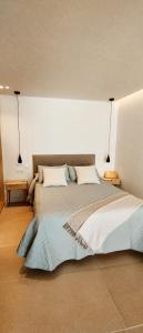 a bedroom with a large bed with two lamps at Estudio centro de La Laguna in La Laguna