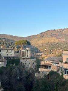 un grupo de edificios en una colina con un árbol en The APT 23 Tivoli, en Tívoli 14 fotos más