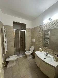 Un baño con inodoro, lavabo y ducha. en The APT 23 Tivoli, en Tívoli