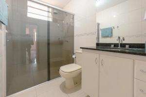 Ένα μπάνιο στο Apartamento amplo e confortável em Maringá