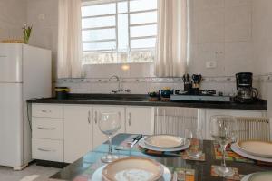 Η κουζίνα ή μικρή κουζίνα στο Apartamento amplo e confortável em Maringá +33 φωτογραφίες