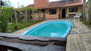 una piscina en el patio de una casa en Casa confortável, en Pelotas