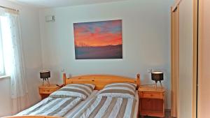 two twin beds in a bedroom with two lamps at Ferienwohnung Pinzenhof - Kemnath in Kemnath