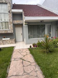 een huis met een loopbrug naar de voordeur bij Linda in Mar del Plata